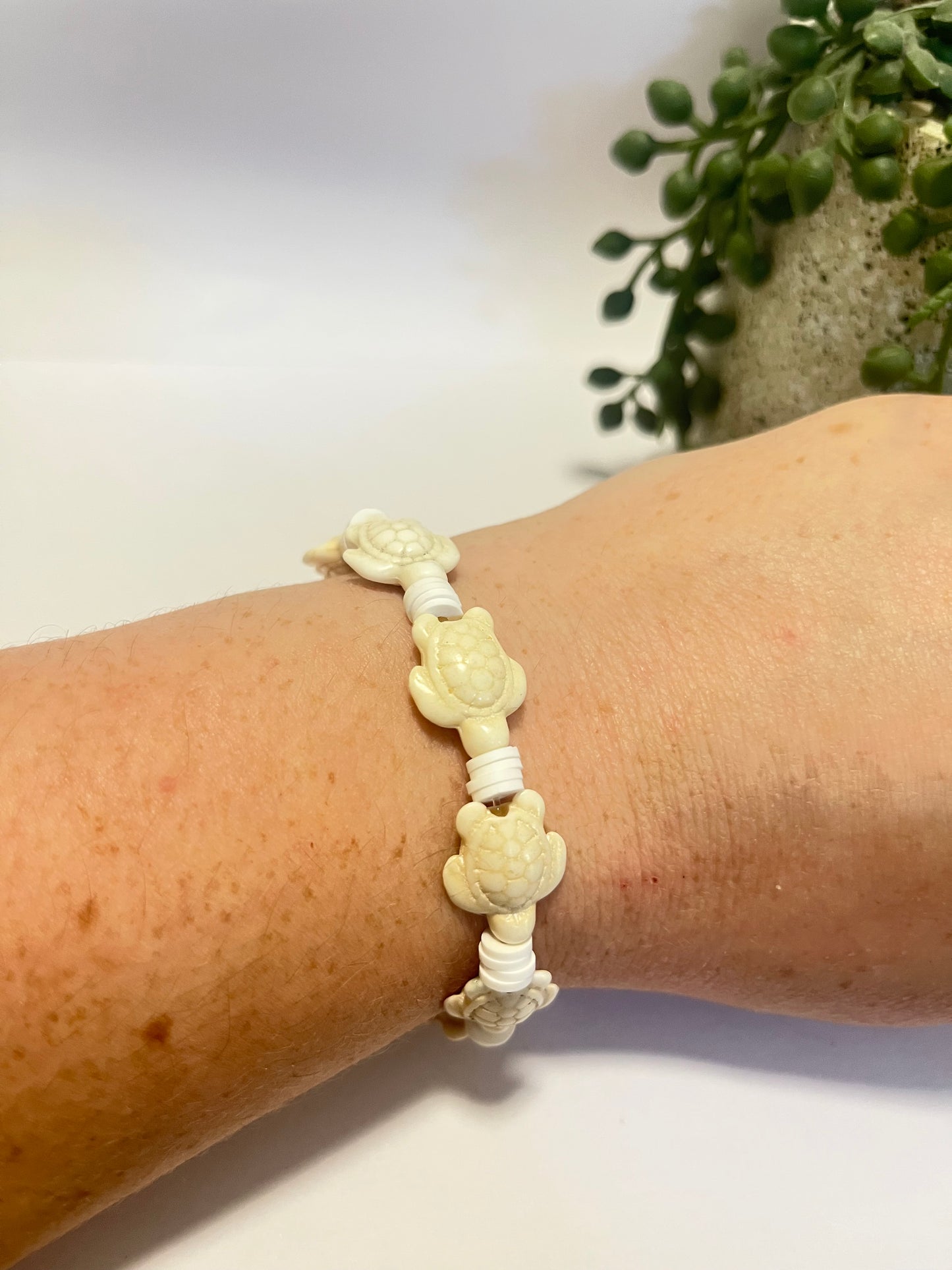 Cream & white Turtle Beaded Bracelet