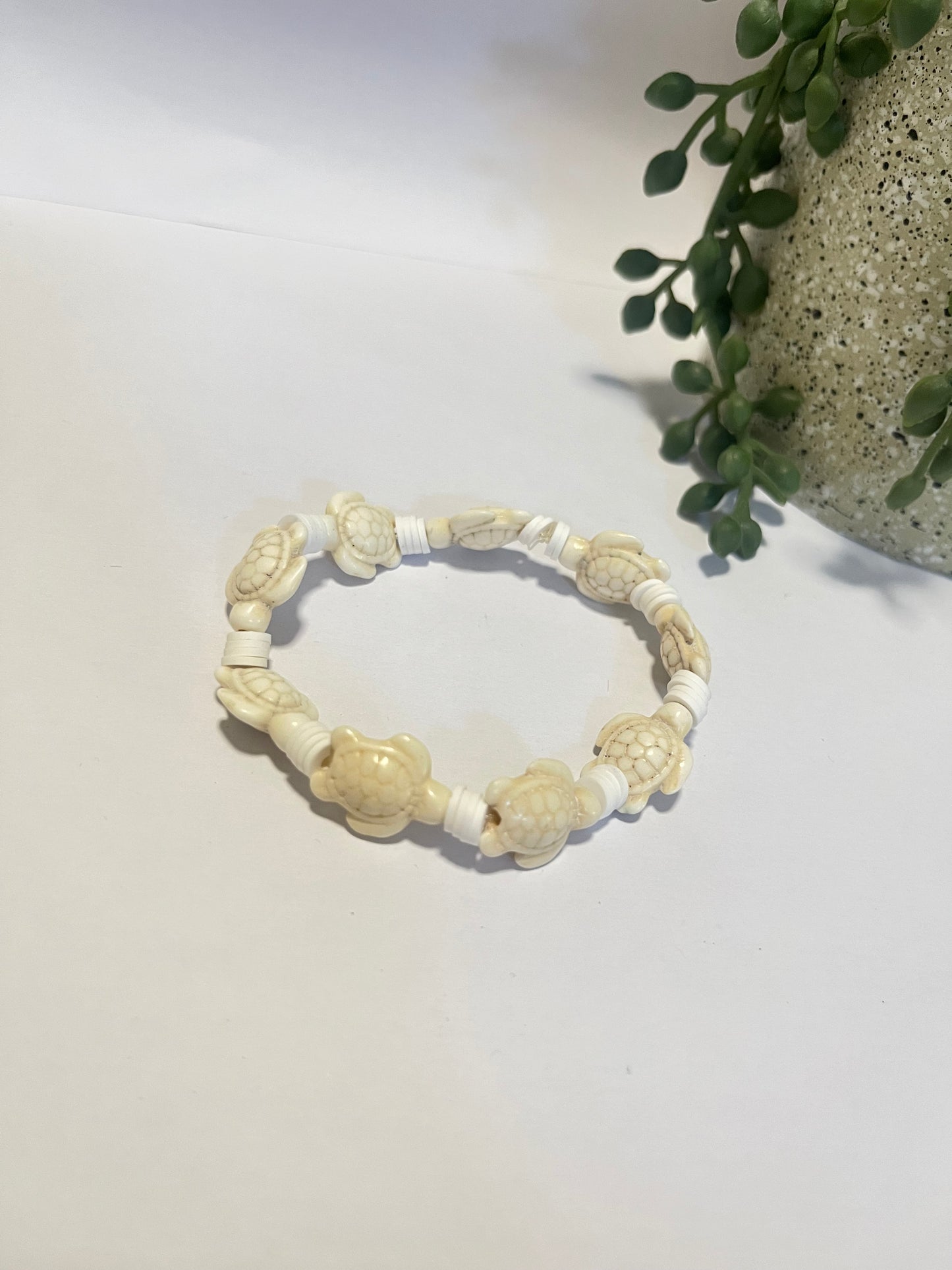 Cream & white Turtle Beaded Bracelet