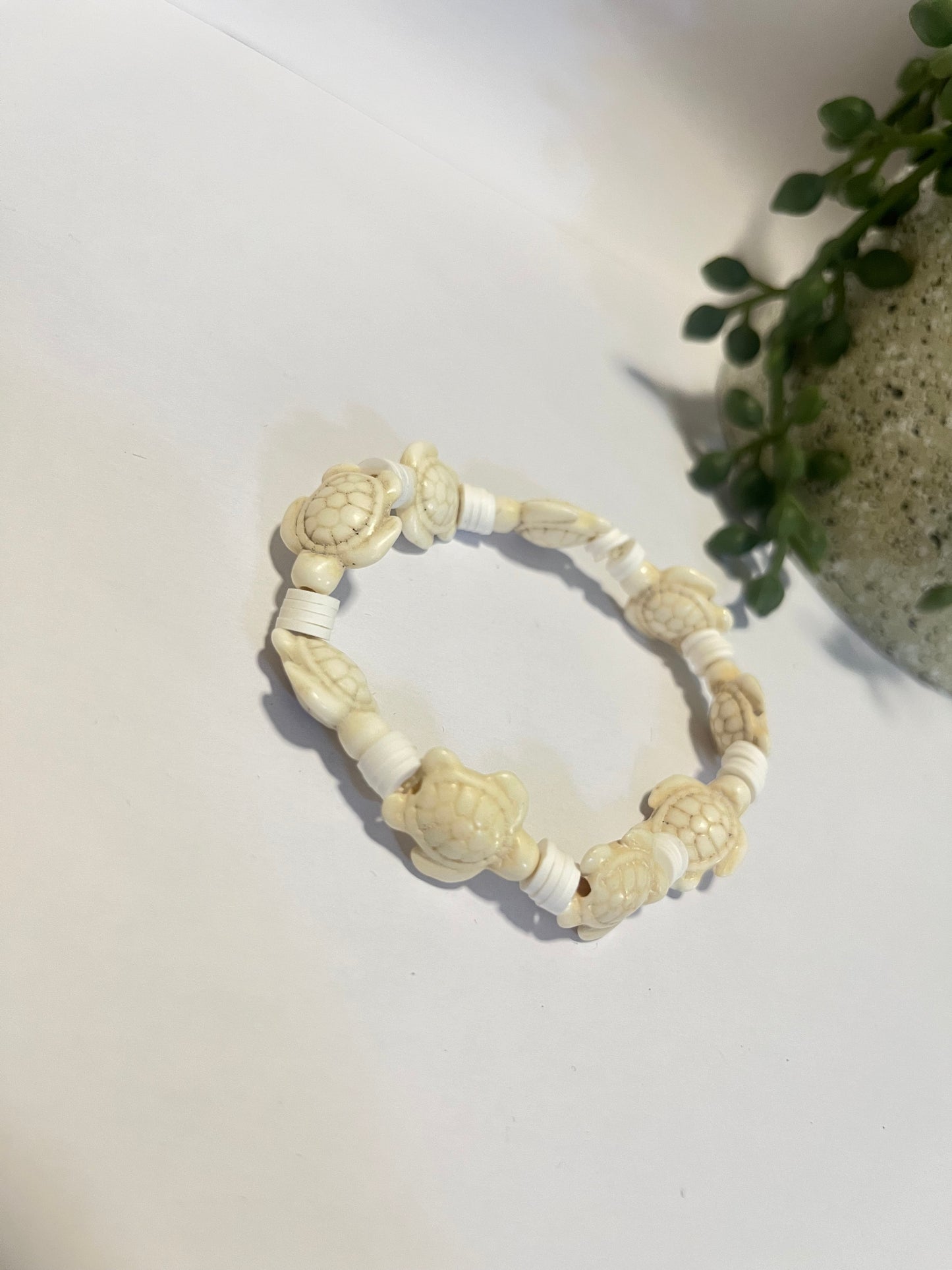 Cream & white Turtle Beaded Bracelet